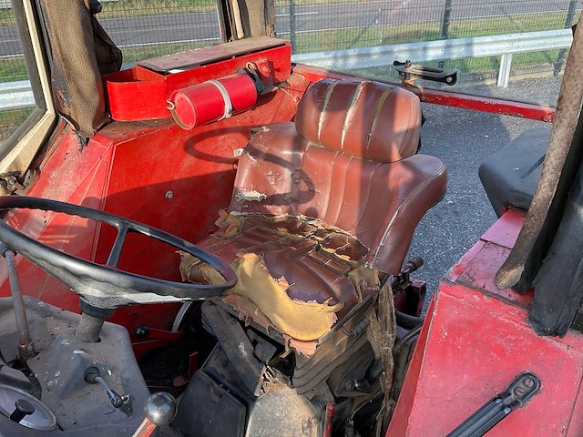 International 844as vierwielaangedreven landbouwtractor - afbeelding 32 van  38