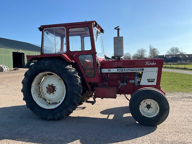 International harvester 1246 turbo tweewielaangedreven landbouwtractor - afbeelding 32 van  36