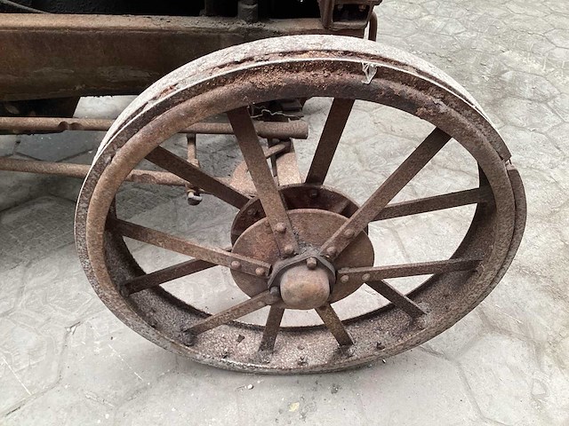 International harvester oldtimer tractor - afbeelding 2 van  9