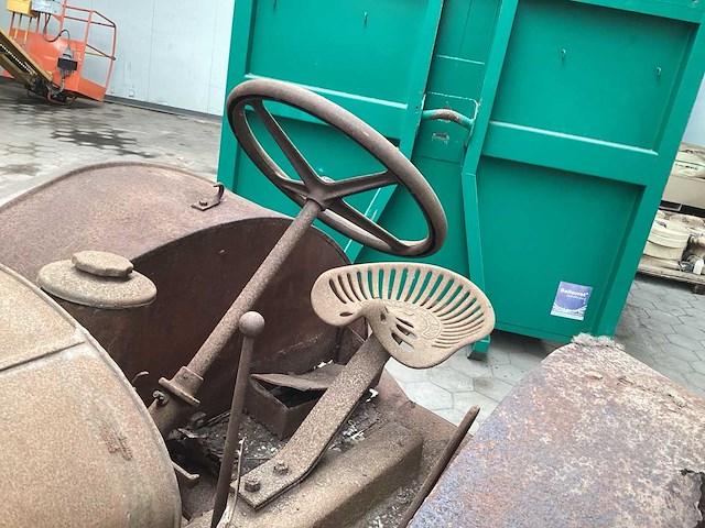 International harvester oldtimer tractor - afbeelding 3 van  9
