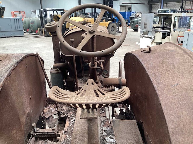 International harvester oldtimer tractor - afbeelding 10 van  25