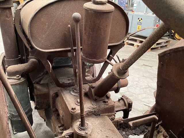 International harvester oldtimer tractor - afbeelding 11 van  25