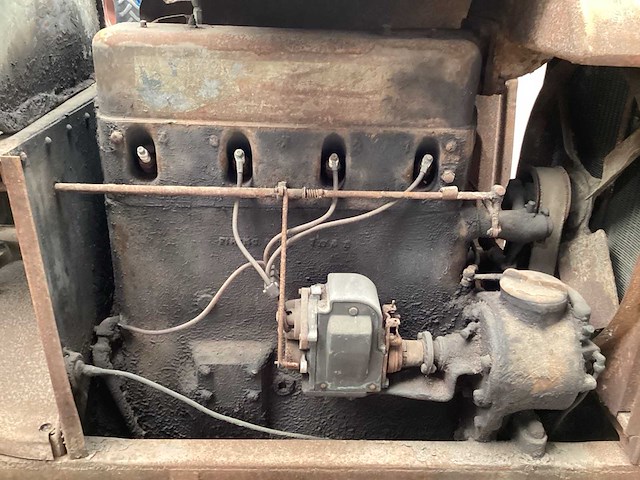 International harvester oldtimer tractor - afbeelding 13 van  25