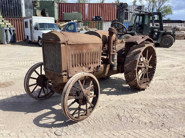 International harvester oldtimer tractor - afbeelding 1 van  9
