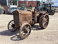 International harvester oldtimer tractor - afbeelding 1 van  9