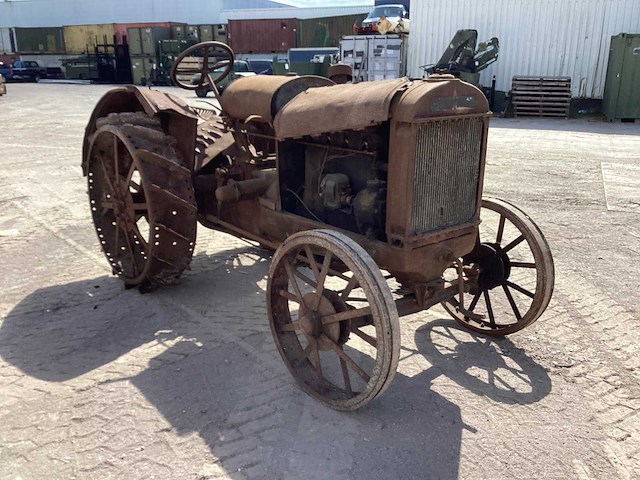 International harvester oldtimer tractor - afbeelding 5 van  9