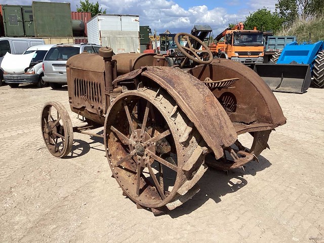 International harvester oldtimer tractor - afbeelding 23 van  25