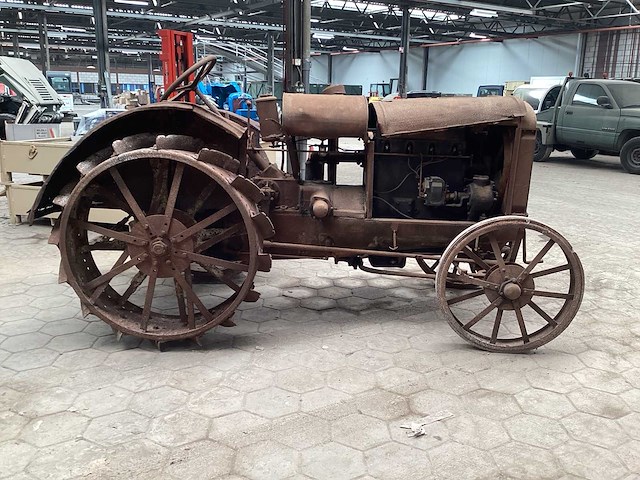 International harvester oldtimer tractor - afbeelding 25 van  25