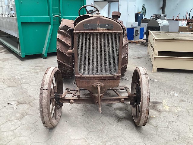 International harvester oldtimer tractor - afbeelding 7 van  9