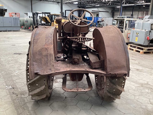 International harvester oldtimer tractor - afbeelding 8 van  9