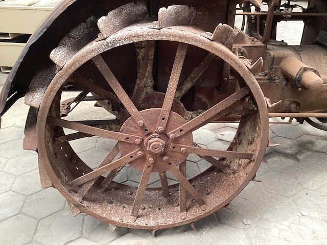 International harvester oldtimer tractor - afbeelding 9 van  9