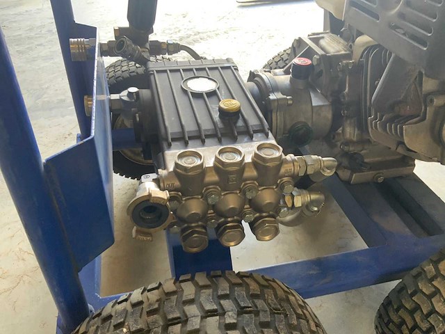 Interpump ws202 benzine hogedrukreiniger voorzien van honda gx390 motor met spuitlans - afbeelding 8 van  11