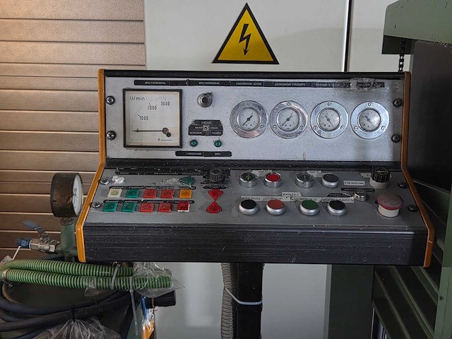 Intop - 1981 - cp - polijstfreesmachine - afbeelding 17 van  52