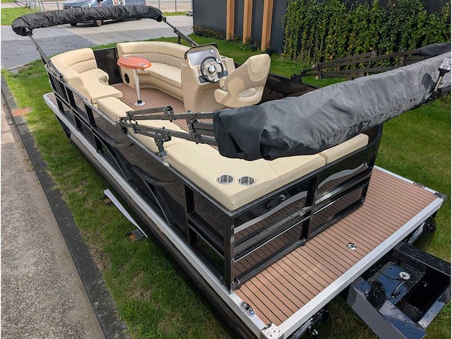 Intorelax boats 5,8x2,3 m 8/12 persoons boot consoleboot / pontonboot - afbeelding 4 van  82