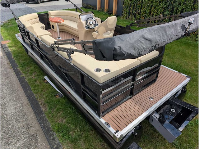 Intorelax boats 5,8x2,3 m 8/12 persoons boot consoleboot / pontonboot - afbeelding 10 van  95