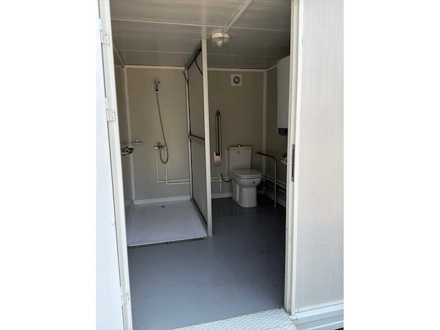 Invalide badkamer en toiletunit 10ft - afbeelding 12 van  13