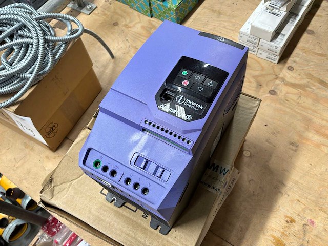 Invertek 5.5 kw frequentieregelaar - afbeelding 1 van  3