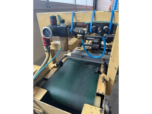 Invoerband trays flowpakmachine eigen bouw, geel, bouwjaar 2012 - afbeelding 1 van  4