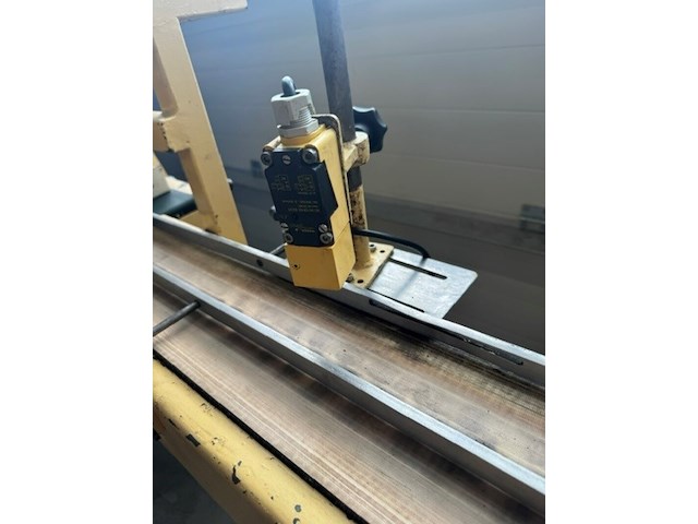 Invoerband trays flowpakmachine eigen bouw, geel, bouwjaar 2012 - afbeelding 2 van  4