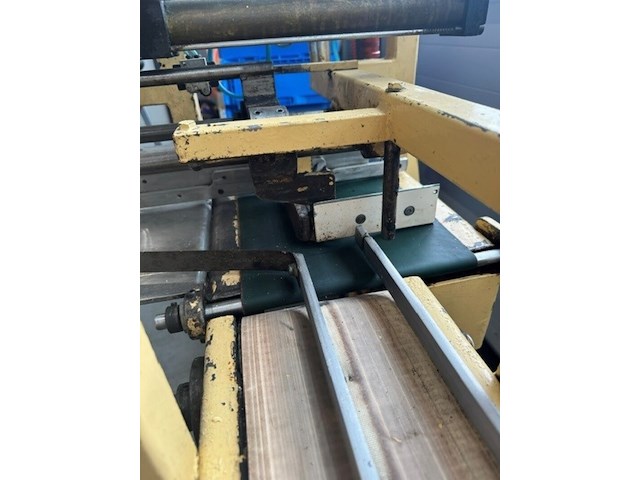 Invoerband trays flowpakmachine eigen bouw, geel, bouwjaar 2012 - afbeelding 3 van  4
