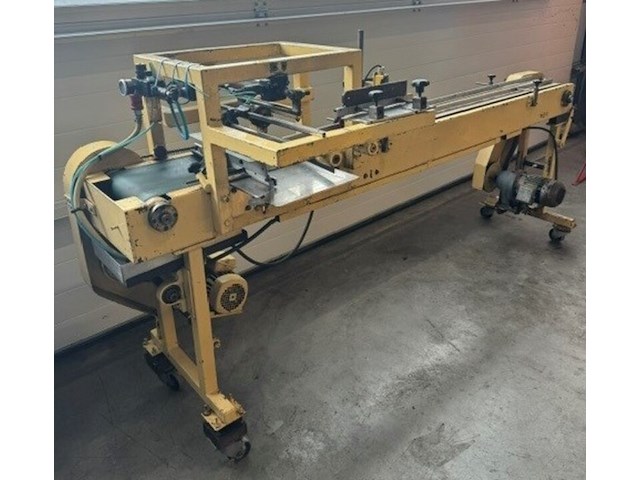 Invoerband trays flowpakmachine eigen bouw, geel, bouwjaar 2012 - afbeelding 4 van  4