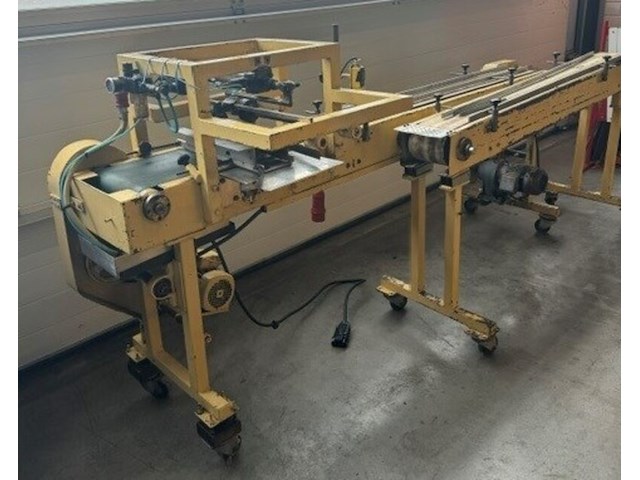 Invoerband trays flowpakmachine eigen bouw, geel, bouwjaar 2012 - afbeelding 1 van  1