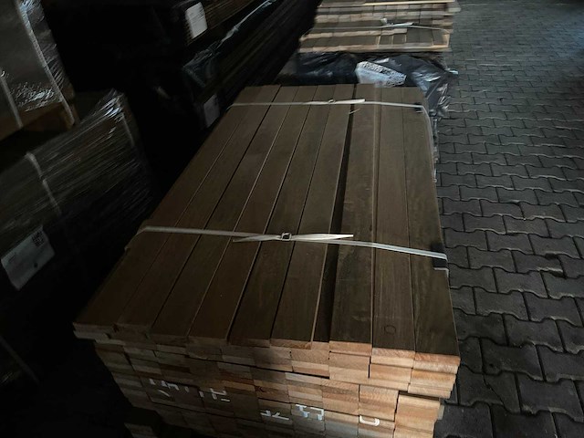Ipé country grade planken geschaafd 1550x90x27mm (207x) - afbeelding 1 van  3