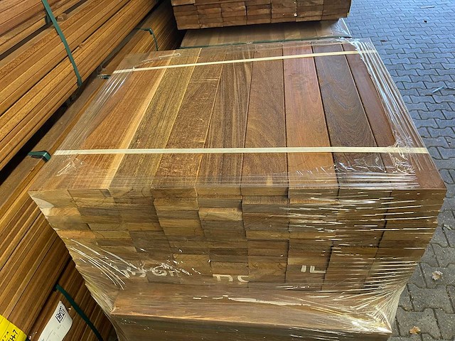 Ipé country grade planken geschaafd 650-950x90x27mm (432x) - afbeelding 1 van  3
