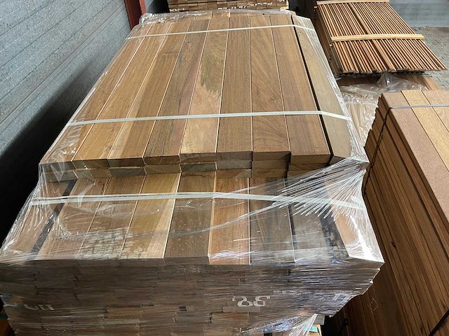 Ipé country grade planken geschaafd 950-1550x90x27mm (171x) - afbeelding 1 van  3