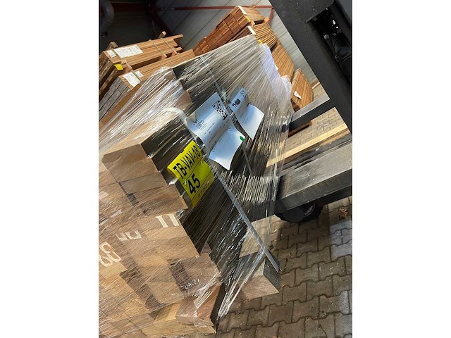 Ipé country grade planken geschaafd 950-1550x90x27mm (171x) - afbeelding 2 van  3