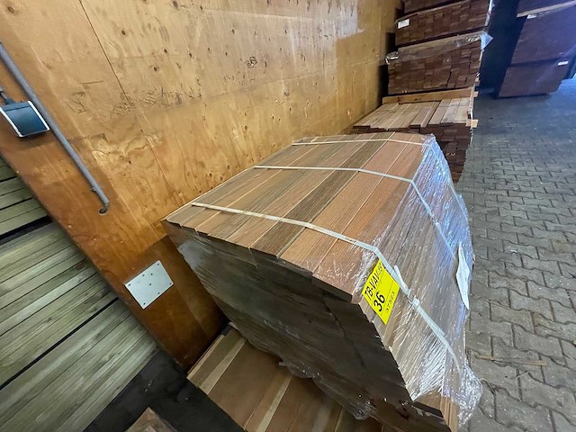 Ipé country grade planken geschaafd 950x90x27mm (207x) - afbeelding 1 van  3