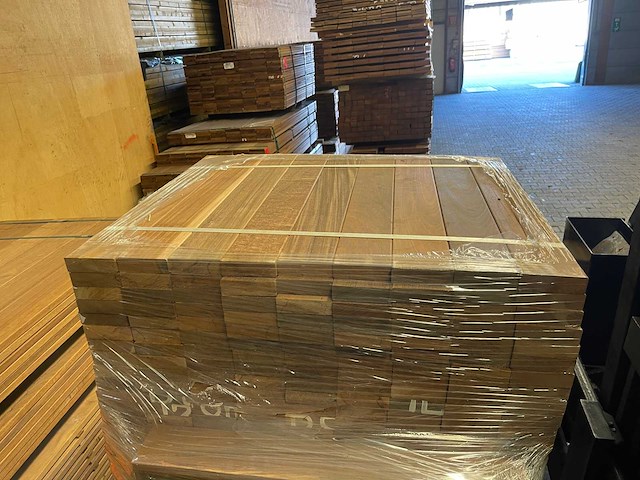 Ipé planken geschaafd country grade 650-950x90x27mm (432x) - afbeelding 1 van  3