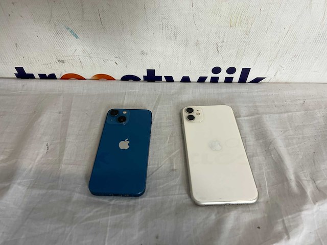 Iphone 11 wit | iphone 13 mini blauw - afbeelding 1 van  2