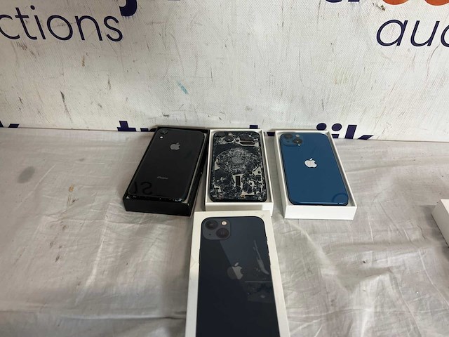 Iphone 13 blauw | iphone 13 zwart | iphone xr - afbeelding 1 van  2