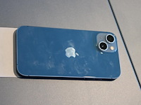 Iphone 13 blue model a2633, 128 gb. bouwjaar 06-2024. enkele gebruiksporen. - afbeelding 2 van  2