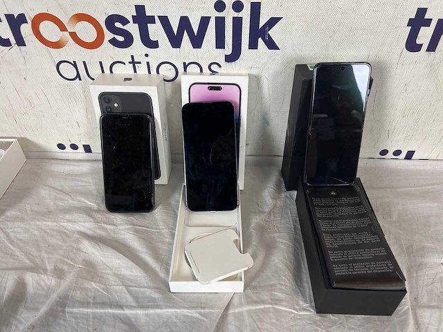 Iphone 14 pro max | motorola raze 40 ultra | iphone 9 - afbeelding 2 van  2