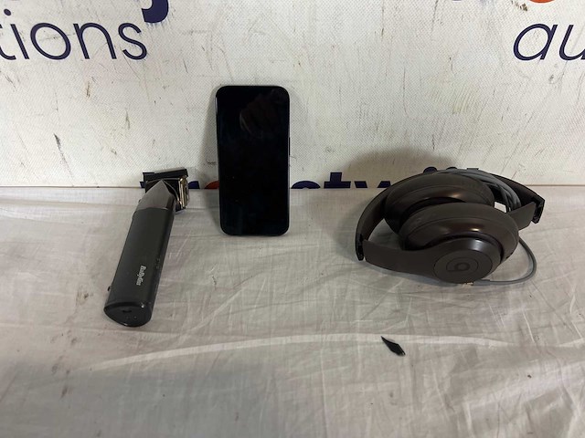 Iphone 15 pro | essentiel-b koptelefoon | babyliss tondeuse - afbeelding 1 van  1