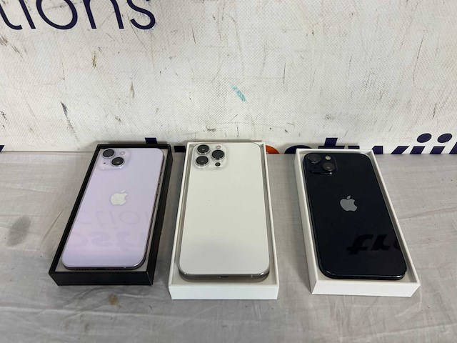 Iphone 15 pro max| iphone 14 roze| iphone 13 zwart - afbeelding 1 van  2