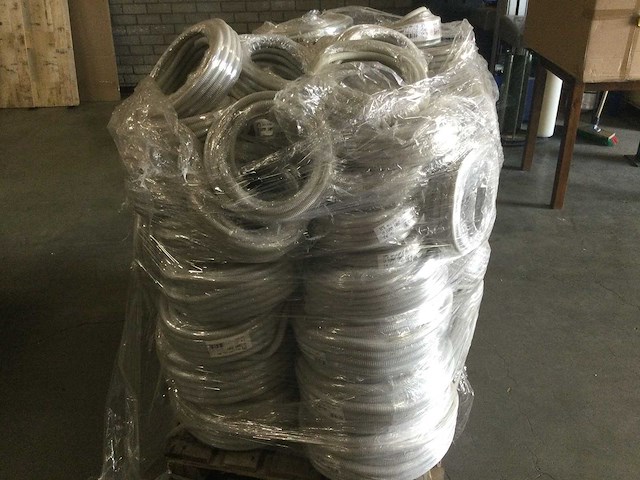 Ips - pallet met flexibele elektriciteits slangen - afbeelding 1 van  5