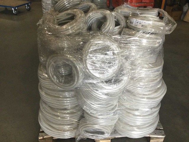 Ips - pallet met flexibele elektriciteits slangen - afbeelding 2 van  5