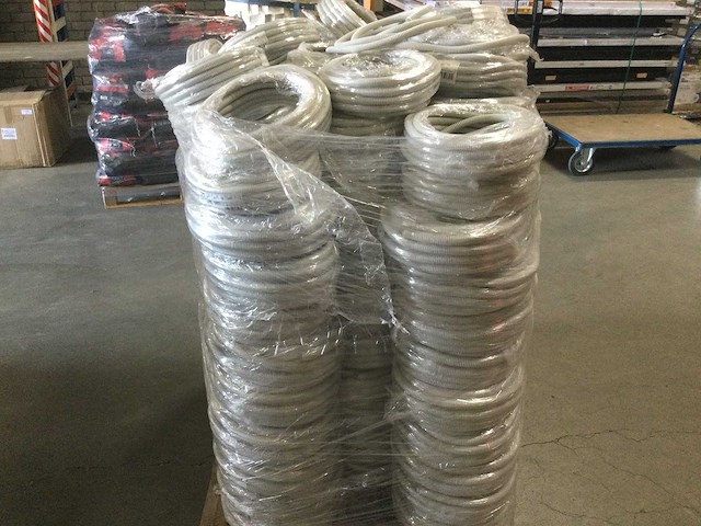 Ips - pallet met flexibele elektriciteits slangen - afbeelding 2 van  6