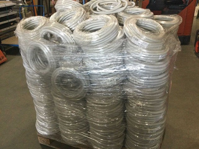 Ips - pallet met flexibele elektriciteits slangen - afbeelding 3 van  6