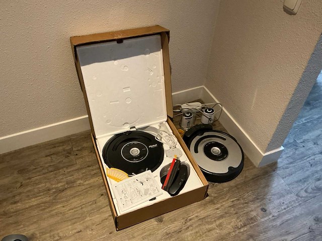 Irobot roomba robotstofzuiger (2x) - afbeelding 1 van  9