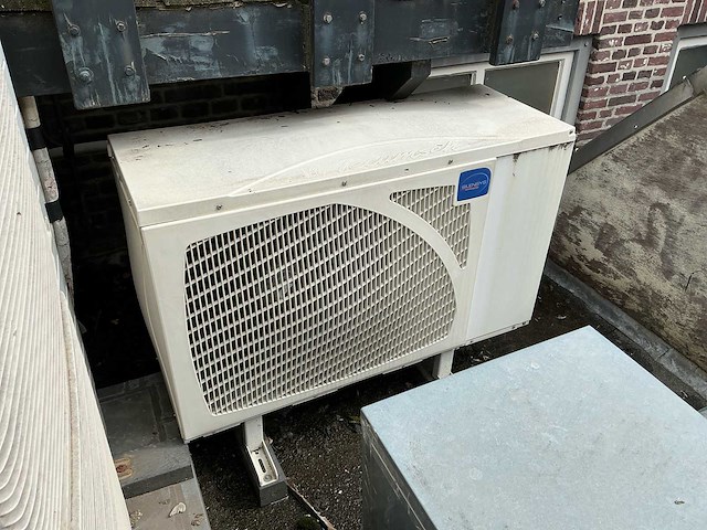 Isa gel pro millennium 0720 schepijsvitrine met koelcompressor (faillissement) - afbeelding 2 van  11