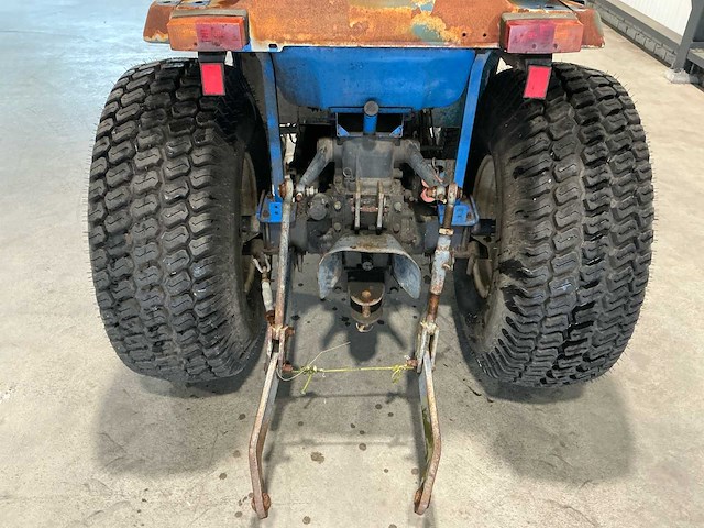 Iseki 320 compacttractor - afbeelding 10 van  13