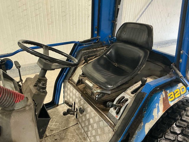 Iseki 320 compacttractor - afbeelding 2 van  6