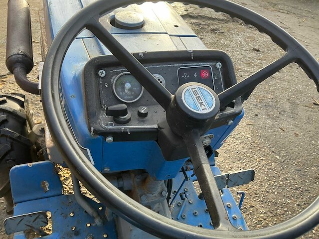 Iseki tu1500 vierwielaangedreven minitractor met maaidek - afbeelding 11 van  23
