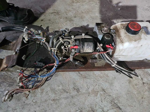 Iskra - hydraulische pomp 24v 2 - afbeelding 1 van  6