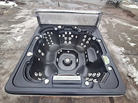 Island spa 6 persoons jacuzzi en buitenspa