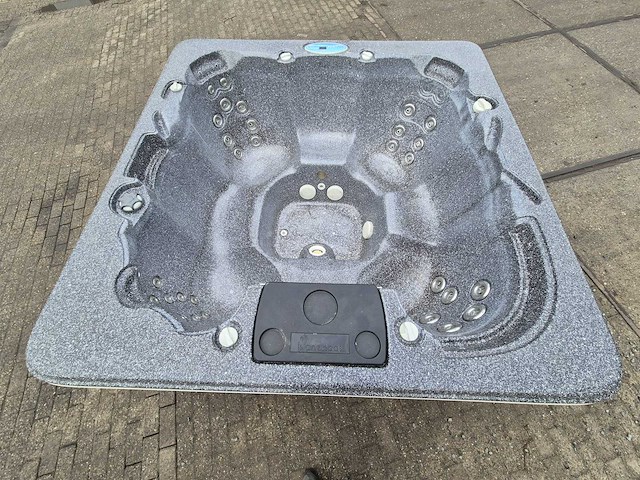 Island spa 7 persoons jacuzzi en buitenspa - afbeelding 1 van  26